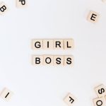 Scritta con tessere dello scarabeo " Girl boss" su sfondo chiaro: diventa il capo di te stessa