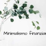 Un semplice ramo in un bicchiere di acqua trasparente è minimalismo finanziario