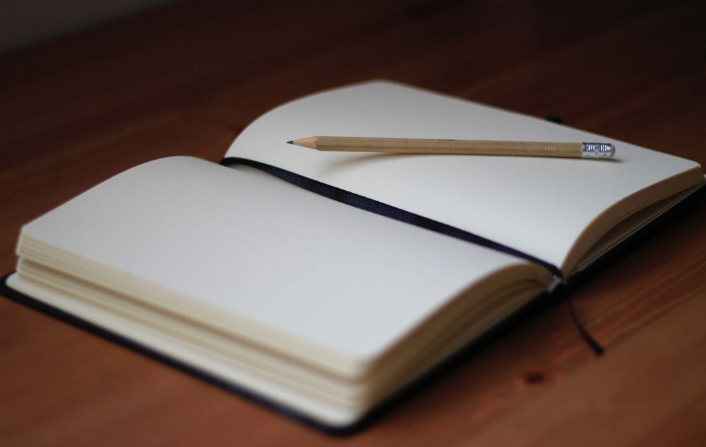 Un bel diario e una matita per annotare tutti i tuoi pensieri sul denaro