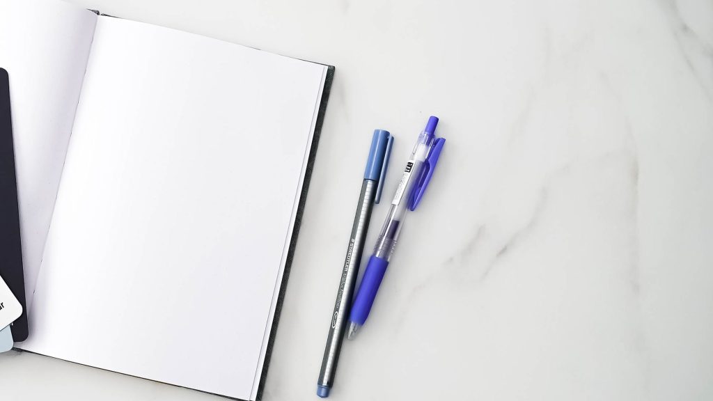 Un paio di penne blu, un bel quaderno con la copertina nera e un'ampia scrivania sono gli unici strumenti che ti possono aiutare davvero a far funzionare il tuo budget personale