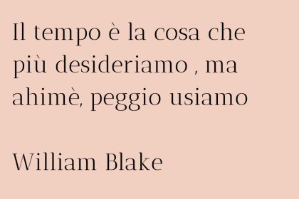 Una bella frase di William Blake, in eleganti caratteri neri su sfondo rosa antico, sull'importanza della gestione del tempo: " Il tempo è la cosa che desideriamo, ma ahimè, peggio usiamo."