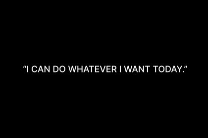 Scritta bianca " Puoi fare tutto quello che vuoi oggi", in inglese: ottimale per la tua vision board
