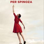 Copertina del libro niente caffè per Spinoza. Una ragazza con un vestitino rosso in bilico su un pila di libri mentre si tende, sicura, verso una nuvola di vecchie chiavi,