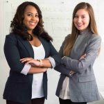 Lavori secondari: Giovani donne donne sorridenti su sfondo chiaro con alle spalle un plannig di lavoro