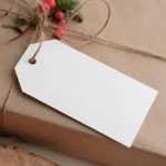 15 obiettivi per il nuovo anno, il regalo più bello per te come il pacchetto dell'immagine avvolto in carta matta e un simpatico chiudi pacco in spago e pungitopo
