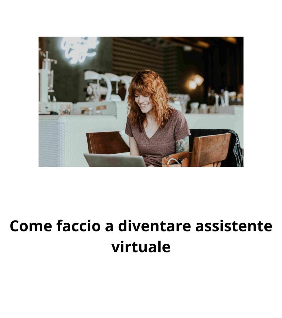 Giovane donna sorridente con capelli rossi che lavora al suo portatile seduta al bar. Sotto la scritta "Come faccio a diventare assistente virtuale"