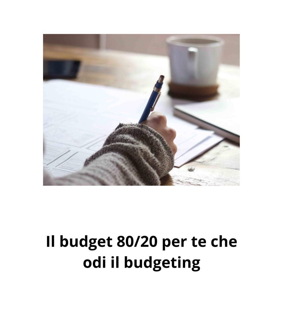 Mano di donna con penna azzurra che lavora al suo budget davanti ad una tazza di caffè. Sotto la scritta "Il budget 80/20 per te che odi il budgeting"