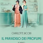 Copertina del libro il paradiso dei profumi di Charlotte Jacobi con l'immagine di due donne vestite alla moda degli anni 20 e sullo sfondo lo schizzo di una profumeria antica