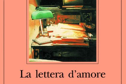 Copertina del libro la lettera d'amore di Cathleen Schine con sfondo rosa, titolo in nero e immagine di un'antico scrittoio pieno di fogli e una lampada in ottone con paralume in vetro verde opaco