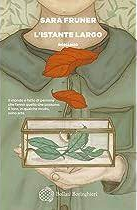 Copertina del libro l'istante largo di Sara Fruner con illustrazione di Sofia Paravicini che ritrae il busto di una persona in giacca verde salvia con in mano una piccola scatola di vetro contenete un ramo con foglie verdi