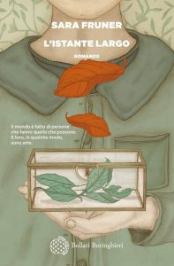 Copertina del libro L'istante largo di Sara Fruner illustrazione di sofia Paravicini che ritrae il busto di una persona in giacca verde salvia con in mano una piccola scatola di vetro trasparente contenente un ramo con foglie versi